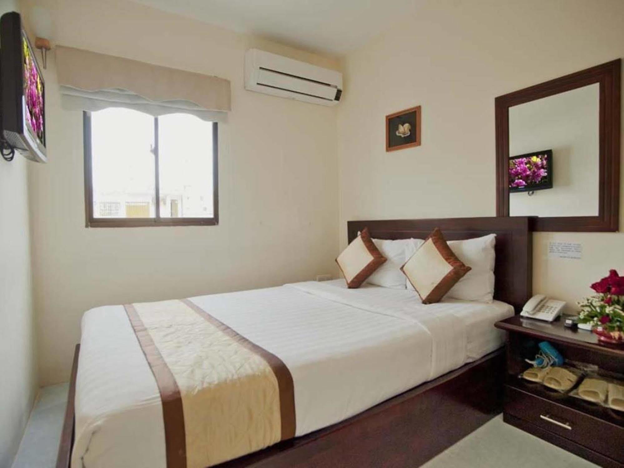 Oyo 438 Small Bay Hotel Ho Chi Minh City Exterior photo