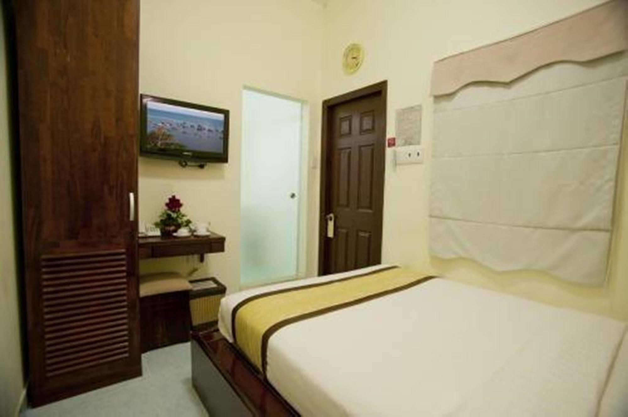 Oyo 438 Small Bay Hotel Ho Chi Minh City Exterior photo