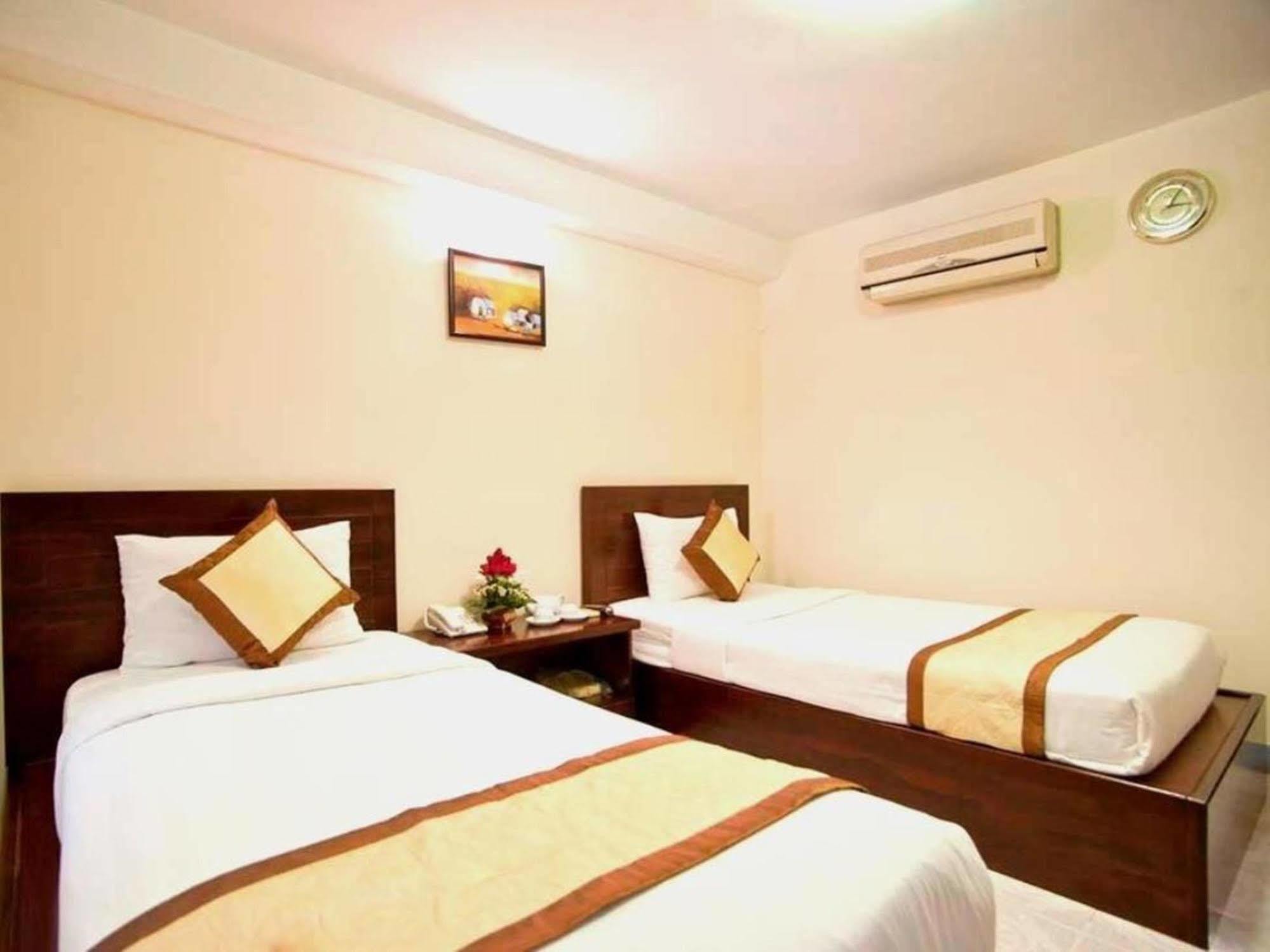 Oyo 438 Small Bay Hotel Ho Chi Minh City Exterior photo