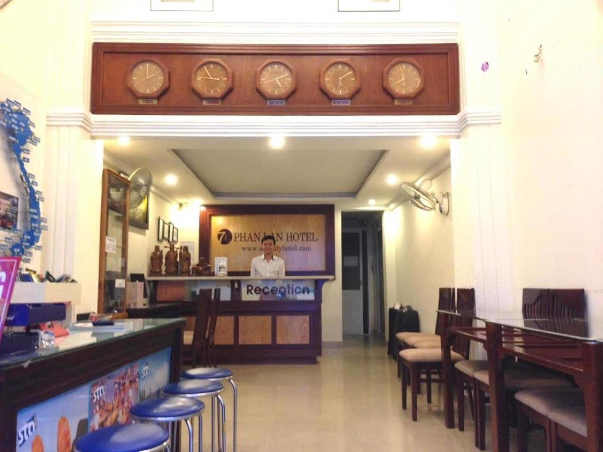 Oyo 438 Small Bay Hotel Ho Chi Minh City Exterior photo