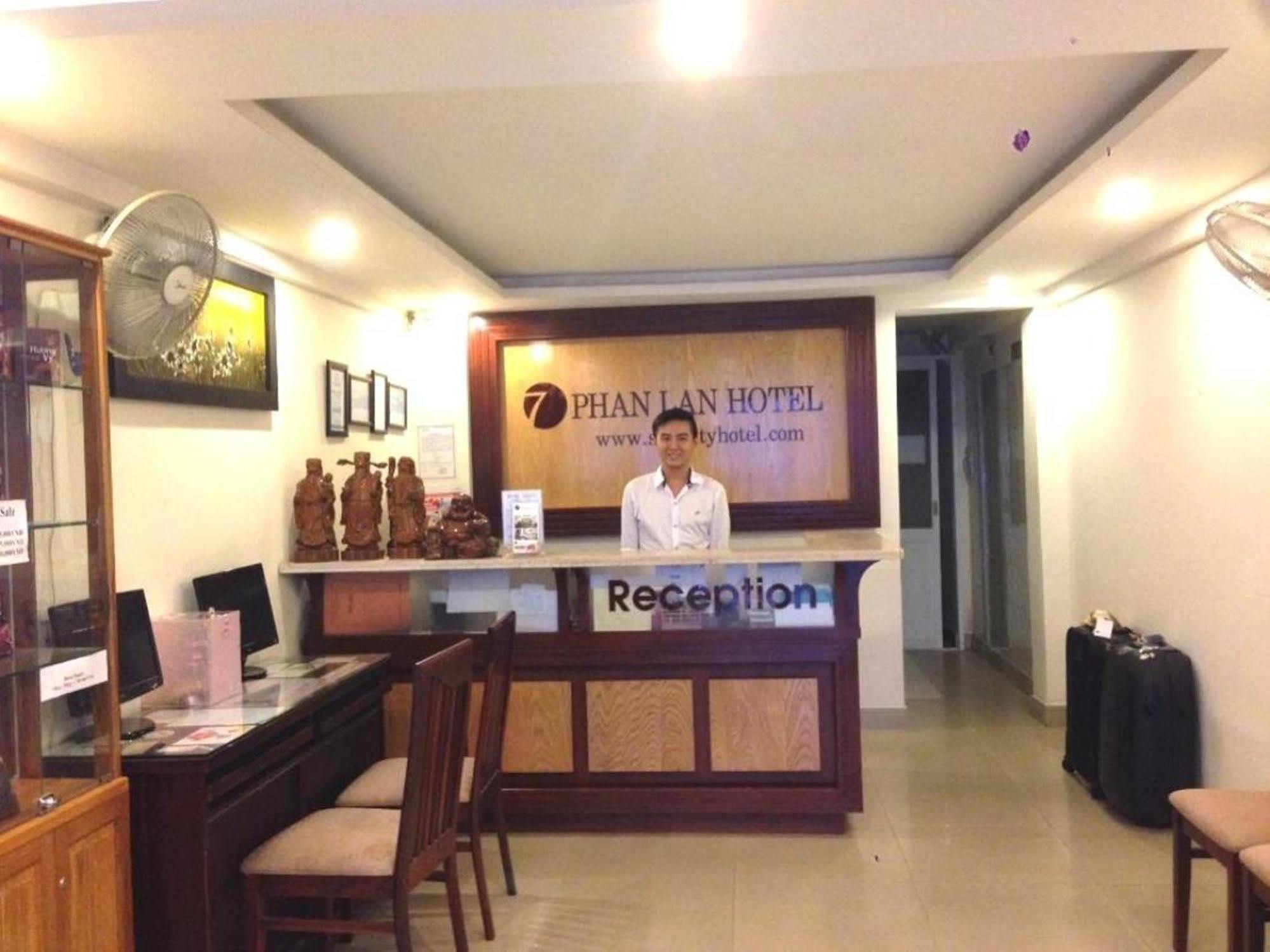 Oyo 438 Small Bay Hotel Ho Chi Minh City Exterior photo